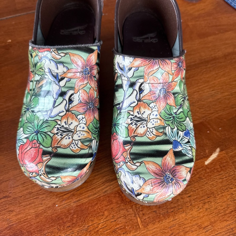 Very Gently Preowned/Excellent Condition Floral Dansko Clogs - Picture 3 of 15